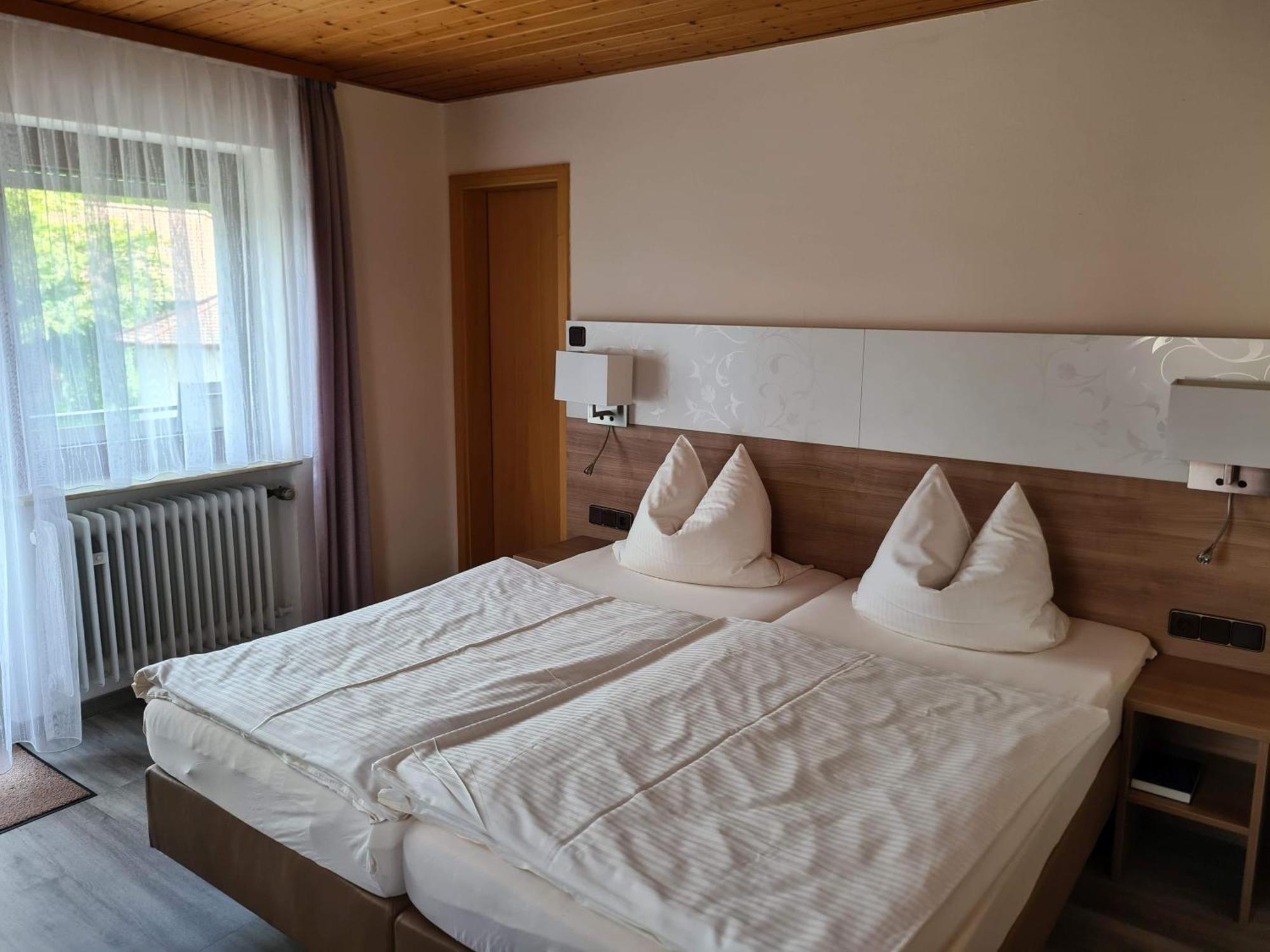 Pension Zum Grunen Wald Hotel Фойхтванген Екстериор снимка