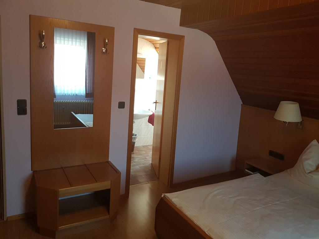 Pension Zum Grunen Wald Hotel Фойхтванген Екстериор снимка
